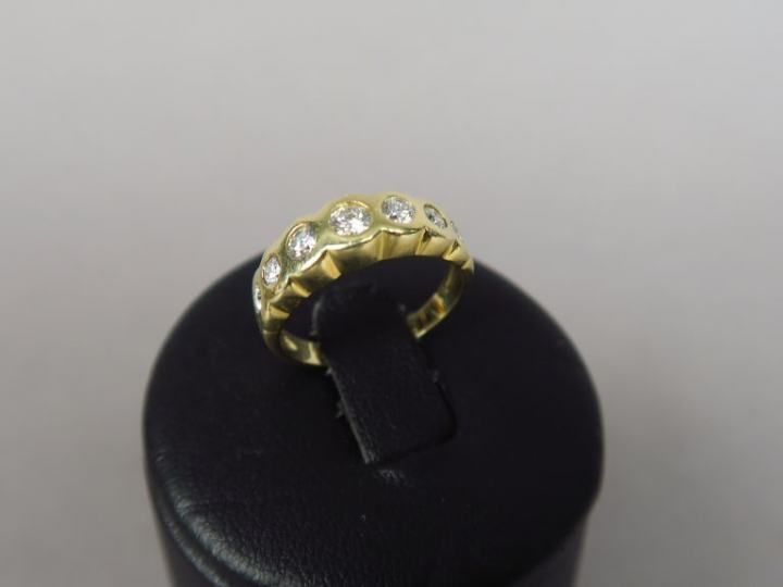 Bague en demi-alliance en or jaune, ornée de sept brillants.  Poids te