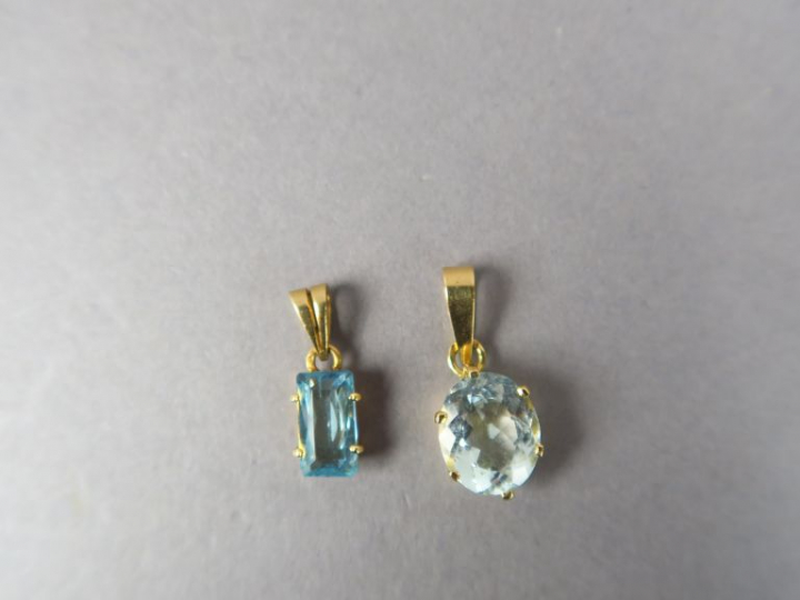 Deux différents pendentifs ornés d'une aigue marine pour l'un et d'une