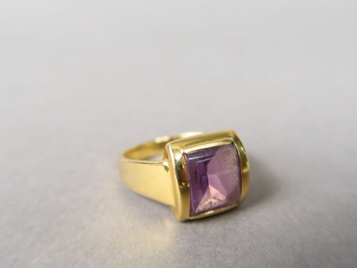 Bague en or jaune sertie d'une amethyste.  TDD. 57 Poids tel. 8,08 g