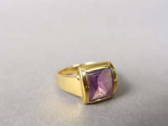 Vente aux enchères Bague en or jaune sertie d'une amethyste.  TDD. 57 Poids tel. 8,08 g