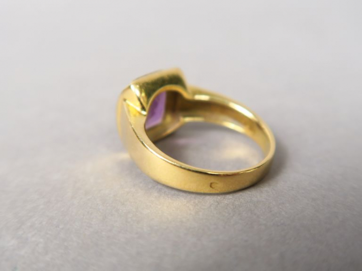 Bague en or jaune sertie d'une amethyste.  TDD. 57 Poids tel. 8,08 g