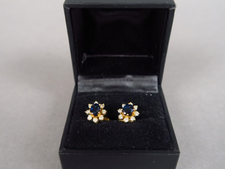 Paire de boucles d'oreilles en forme de marguerite, ornées d'un saphir