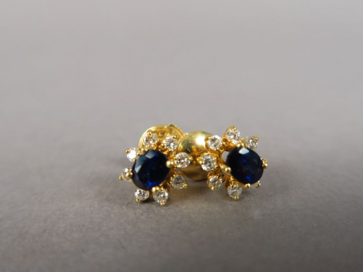 Paire de boucles d'oreilles en forme de marguerite, ornées d'un saphir