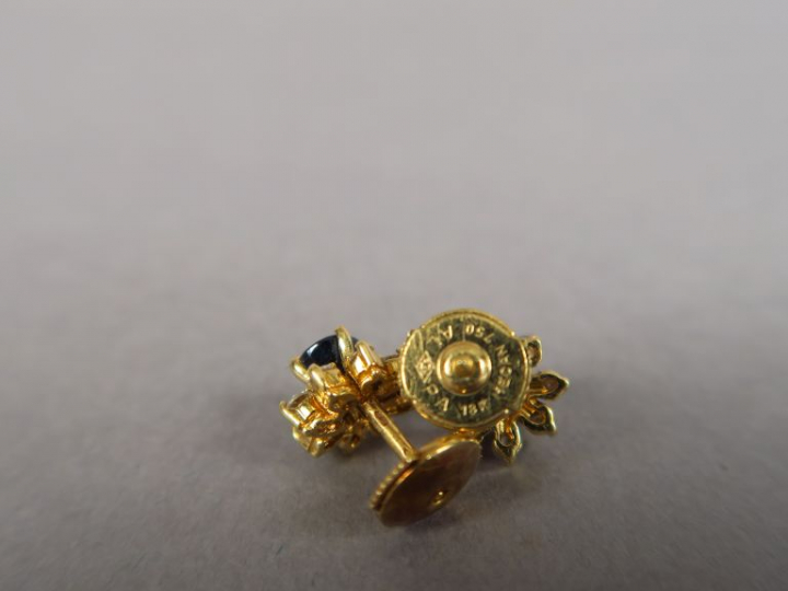 Paire de boucles d'oreilles en forme de marguerite, ornées d'un saphir