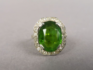 Vente aux enchères Bague Art déco en or, ornée d'une pierre verte entourée de roses. Poid