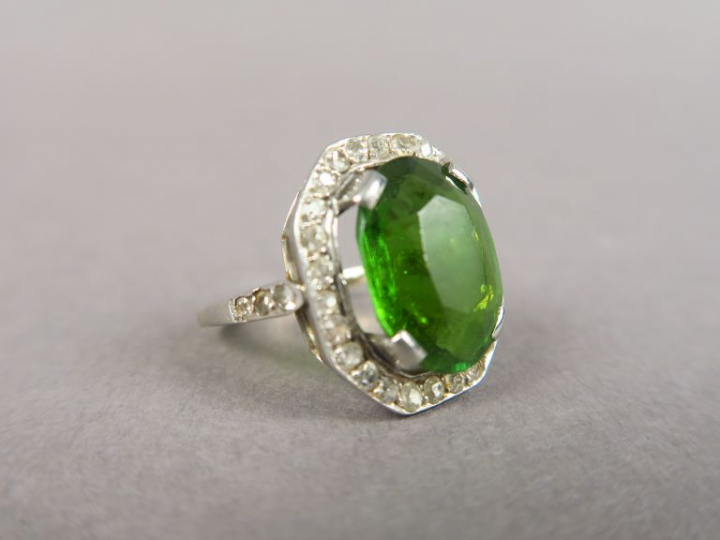 Bague Art déco en or, ornée d'une pierre verte entourée de roses. Poid