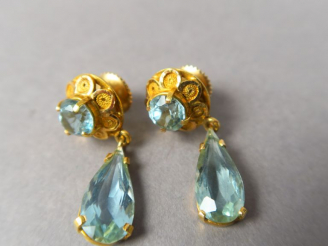 Vente aux enchères Paire de perces oreilles en or jaune et aigues marines en forme de gou