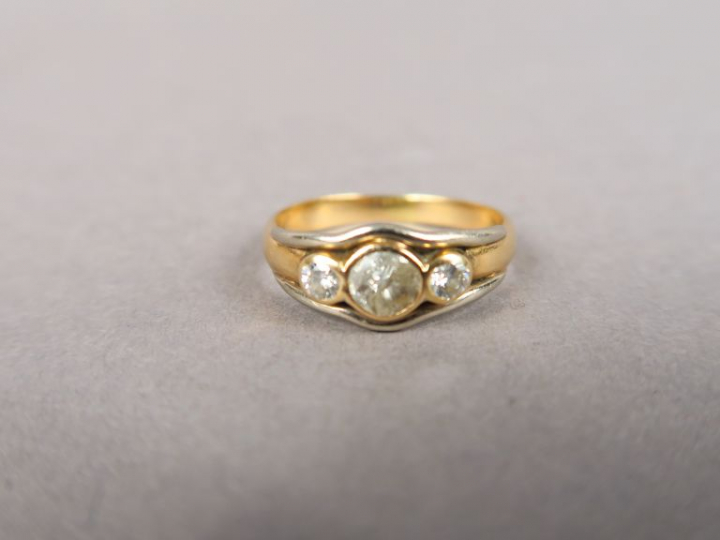 Bague en or jaune, ornée d'un diamant central épaulé de deux petits di