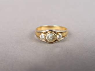Vente aux enchères Bague en or jaune, ornée d'un diamant central épaulé de deux petits di