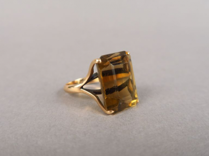 Bague de dame en or jaune 14k, ornée d'un quartz. Poids tel. 7,27 g