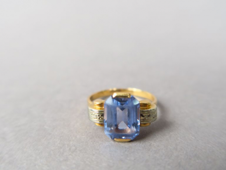 Bague en or jaune et blanc ornée d'une spinelle bleue.  Poids tel. 2,5