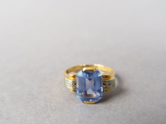 Vente aux enchères Bague en or jaune et blanc ornée d'une spinelle bleue.  Poids tel. 2,5