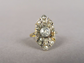 Vente aux enchères Bague Art déco en or jaune, orné d'un diamant central taille ancienne 