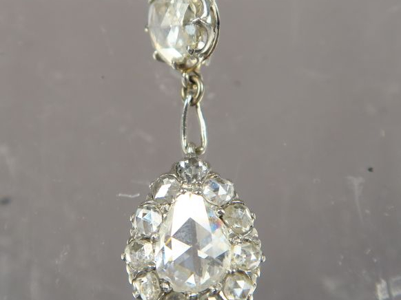 Boucle d'oreille transformée en pendentif en or blanc et roses en form