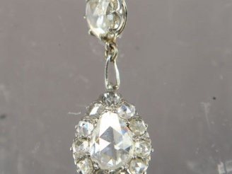 Vente aux enchères Boucle d'oreille transformée en pendentif en or blanc et roses en form