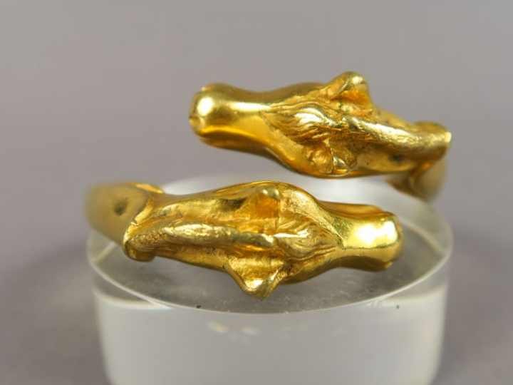 HERMES.  Bracelet jonc en métal doré, à décor de chevaux.  Signé.