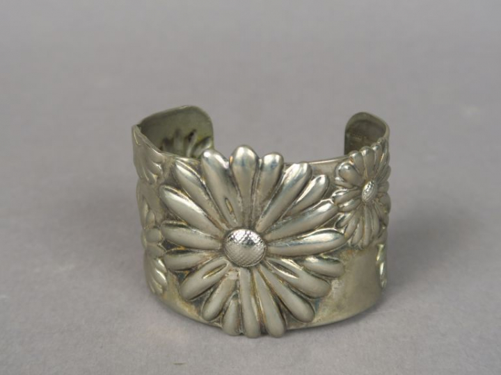 TIFFANY   Co.  Bracelet manchette en argent, à décor de marguerites.  