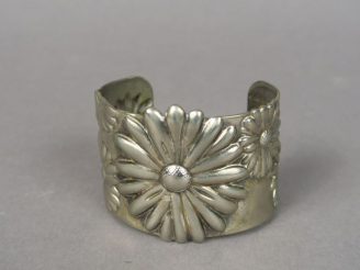 Vente aux enchères TIFFANY   Co.  Bracelet manchette en argent, à décor de marguerites.  