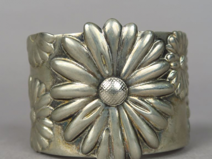 TIFFANY   Co.  Bracelet manchette en argent, à décor de marguerites.  