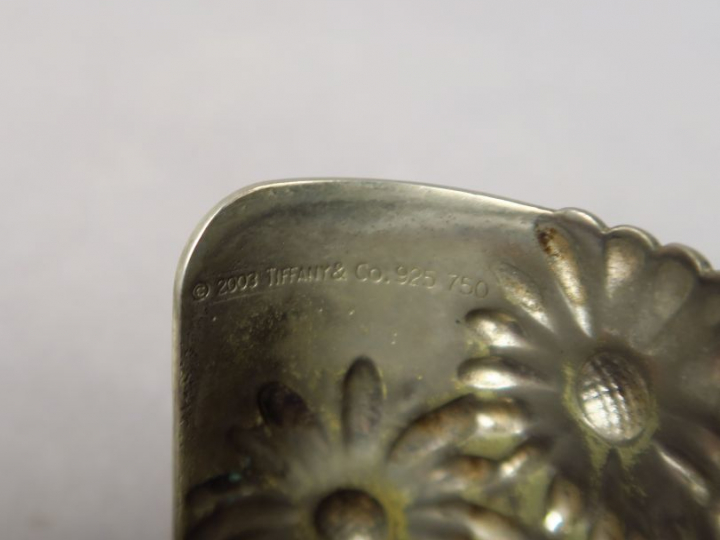 TIFFANY   Co.  Bracelet manchette en argent, à décor de marguerites.  