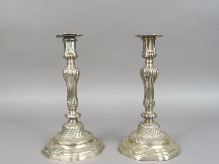 Paire de bougeoirs XVIIIème en argent, à décor de cartouches feuillagé
