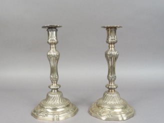 Vente aux enchères Paire de bougeoirs XVIIIème en argent, à décor de cartouches feuillagé