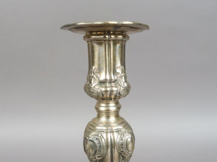 Paire de bougeoirs XVIIIème en argent, à décor de cartouches feuillagé