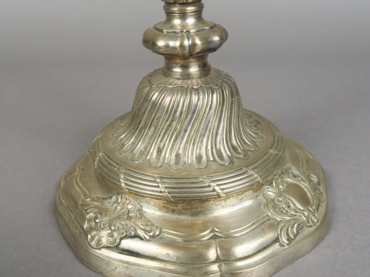 Paire de bougeoirs XVIIIème en argent, à décor de cartouches feuillagé