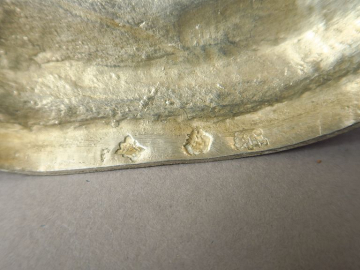 Paire de bougeoirs XVIIIème en argent, à décor de cartouches feuillagé