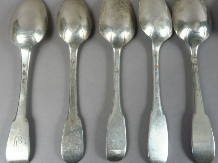 Ensemble de couverts dépareillés XVIIIème en argent.  Poids. 1628 g (c