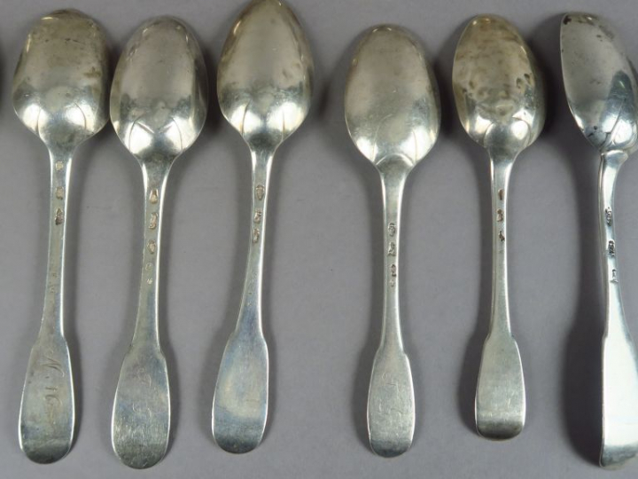 Ensemble de couverts dépareillés XVIIIème en argent.  Poids. 1628 g (c