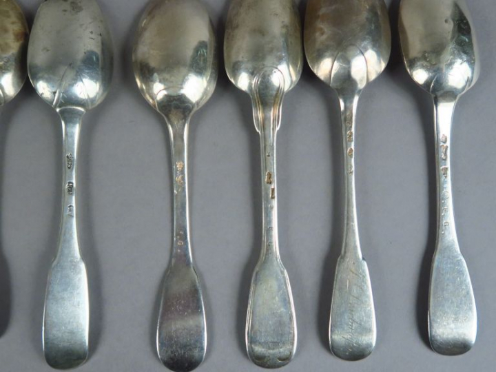 Ensemble de couverts dépareillés XVIIIème en argent.  Poids. 1628 g (c