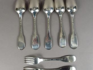 Vente aux enchères Ensemble de cinq cuillères et deux fourchettes XVIIIème en argent, poi