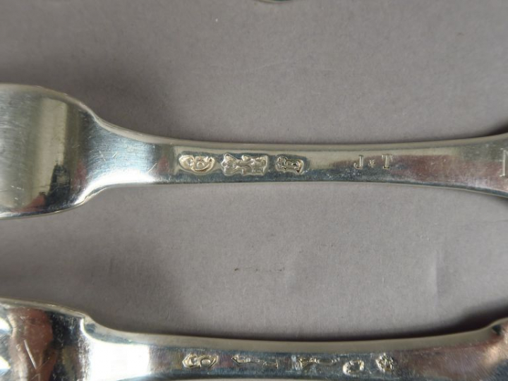 Ensemble de cinq cuillères et deux fourchettes XVIIIème en argent, poi