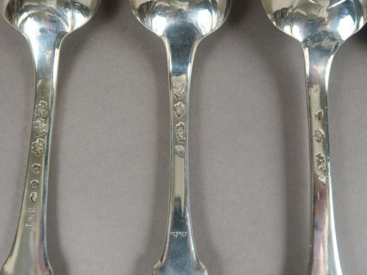 Ensemble de cinq cuillères et deux fourchettes XVIIIème en argent, poi