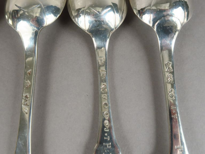 Ensemble de cinq cuillères et deux fourchettes XVIIIème en argent, poi