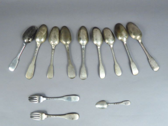 Vente aux enchères Ensemble de huit grandes cuillères, une petite cuillère et deux fourch