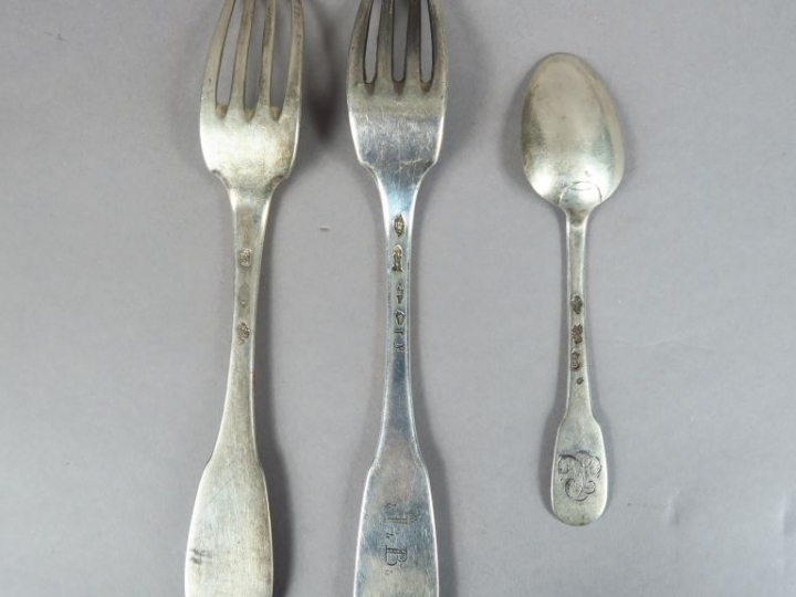 Ensemble de huit grandes cuillères, une petite cuillère et deux fourch