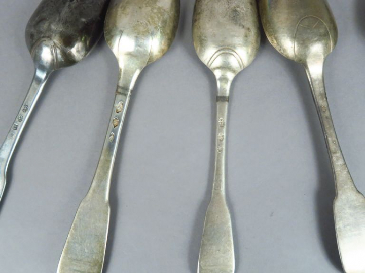 Ensemble de huit grandes cuillères, une petite cuillère et deux fourch