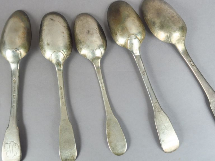 Ensemble de huit grandes cuillères, une petite cuillère et deux fourch