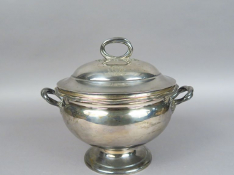 Vente aux enchères Soupière de style Louis XV en argent, poinçon Minerve, anses et prise 