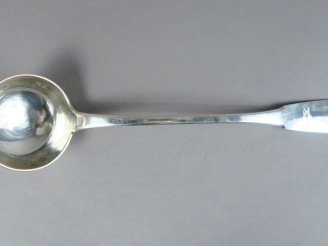 Vente aux enchères Louche en argent, poinçon au coq.  Poids. 310 g