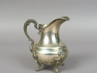 Vente aux enchères Pot à lait de style Louis XV en argent, poinçon Minerve.  M.O : Boulen