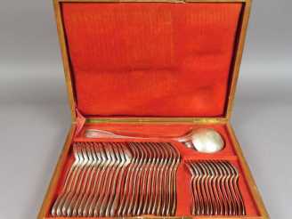 Vente aux enchères Ménagère en argent, poinçon Minerve, modèle à filet, monogrammé.  Comp