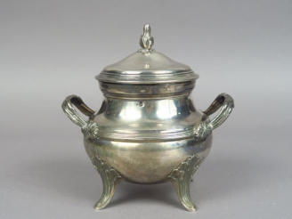Vente aux enchères Sucrier en argent, poinçon Minerve, pieds et anses feuillagés.  Poids.