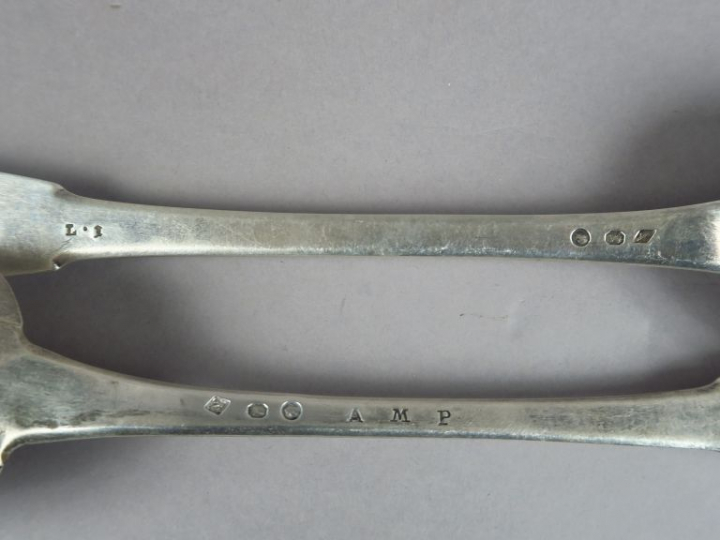 Deux cuillères à ragoût en argent, poinçon au coq.  Paris. Poids. 350 