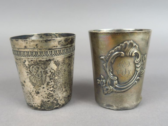 Vente aux enchères Deux différentes timbales en argent, poinçon Minerve.  Poids. 133 g (p