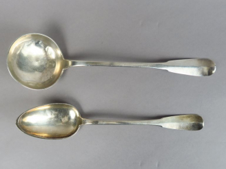 Vente aux enchères Cuillère et louche à ragoût en argent, poinçon au coq, monogrammées.  