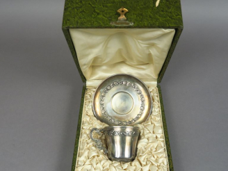 Vente aux enchères Tasse et sa sous-tasse en argent et vermeil, poinçon Minerve, à décor 