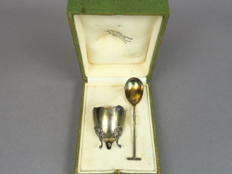 Vente aux enchères Coquetier et sa cuillère en argent et vermeil, poinçon Minerve.  Marqu